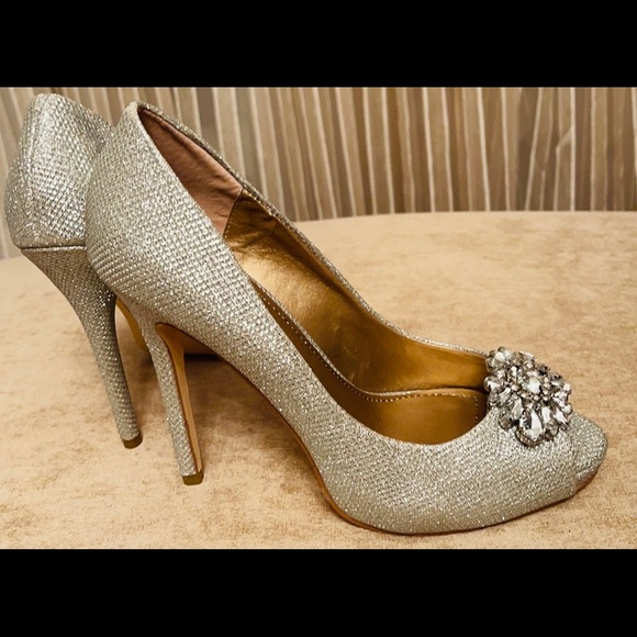 Beautiful never been worn silver pumps! Looks great for any formal event. - Picture 7 of 8